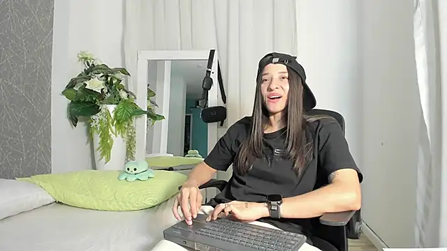 ViictoriiaSaenz online show from April 27, 2026, 4:10 am