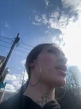 lizz lunna online show from April 24, 2026, 8:22 pm