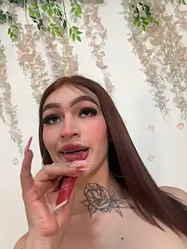 Snapshot of lizz_lunna chatting on May 13, 2026, 9:00 pm lizz lunna online show from May 13, 2026, 9:00 pm