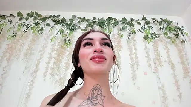 Snapshot of lizz_lunna chatting on June 12, 2026, 9:23 pm lizz lunna online show from June 12, 2026, 9:23 pm