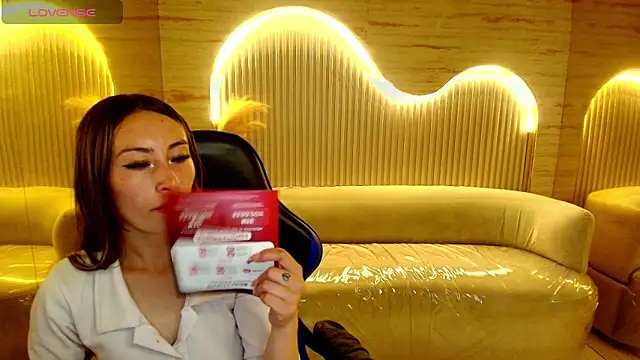 katalina r  online show from May 6, 2026, 8:02 pm
