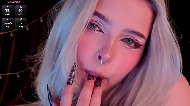 ShyniAlice online show from June 7, 2026, 4:18 am