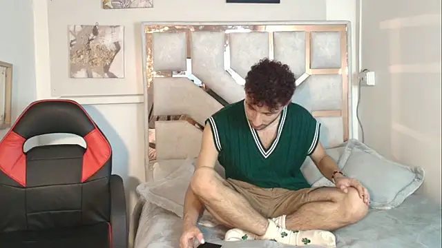 Curlystartt online show from January 17, 2026, 12:31 pm