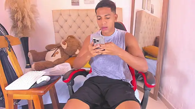 Snapshot of noah_sthone chatting on February 21, 2026, 10:39 am noah sthone online show from February 21, 2026, 10:39 am