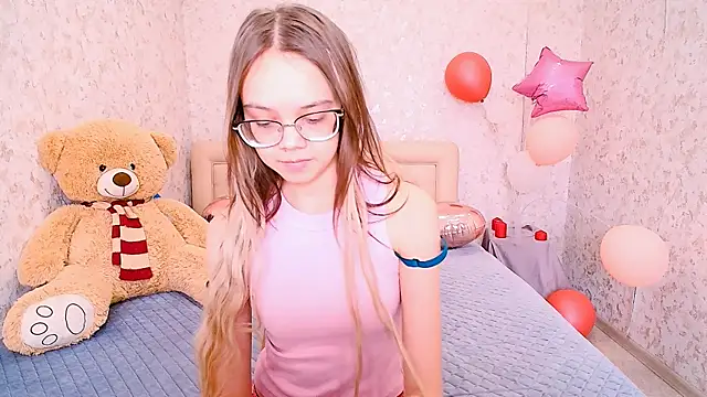 LolliStrawberry online show from March 9, 2026, 2:04 am