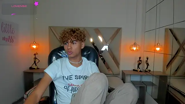 Snapshot of Anyelo_Twink chatting on July 10, 2026, 4:01 am Anyelo Twink online show from July 10, 2026, 4:01 am