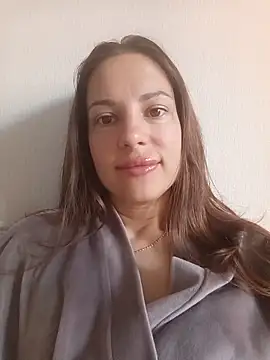 Snapshot of She-Moon chatting on June 16, 2026, 5:40 am She-Moon online show from June 16, 2026, 5:40 am