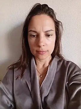 Snapshot of She-Moon chatting on July 18, 2026, 5:49 am She-Moon online show from July 18, 2026, 5:49 am