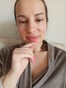 Snapshot of She-Moon chatting on June 17, 2026, 6:57 am She-Moon online show from June 17, 2026, 6:57 am