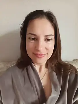 Snapshot of She-Moon chatting on June 3, 2026, 5:52 am She-Moon online show from June 3, 2026, 5:52 am