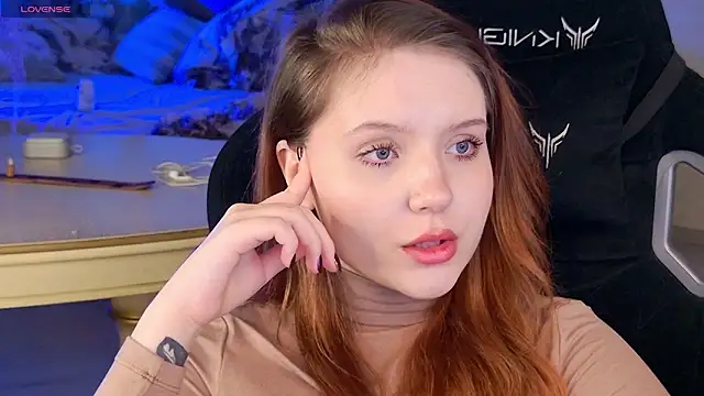 Snapshot of YouHoldMe chatting on March 7, 2026, 7:30 pm YouHoldMe online show from March 7, 2026, 7:30 pm