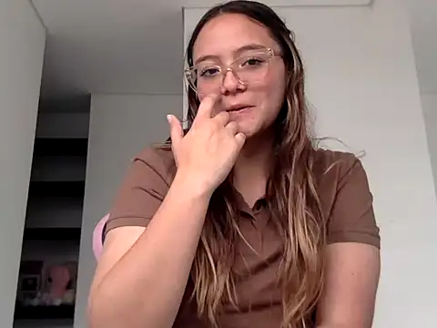 Snapshot of LOLA_R_ chatting on February 2, 2026, 6:29 pm LOLA R online show from February 2, 2026, 6:29 pm