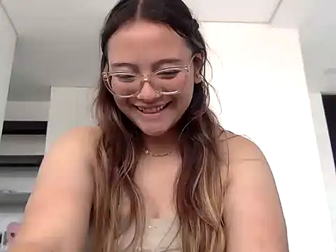 Snapshot of LOLA_R_ chatting on February 4, 2026, 5:19 pm LOLA R online show from February 4, 2026, 5:19 pm