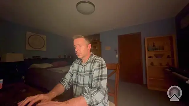 chrisw8140 online show from May 15, 2026, 3:48 am