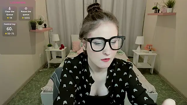 Snapshot of KiraDuvall chatting on February 7, 2026, 7:44 pm KiraDuvall online show from February 7, 2026, 7:44 pm