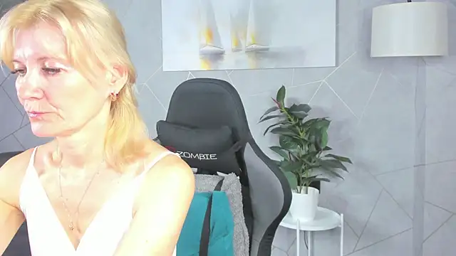 Julie Lucas online show from July 13, 2026, 12:10 am