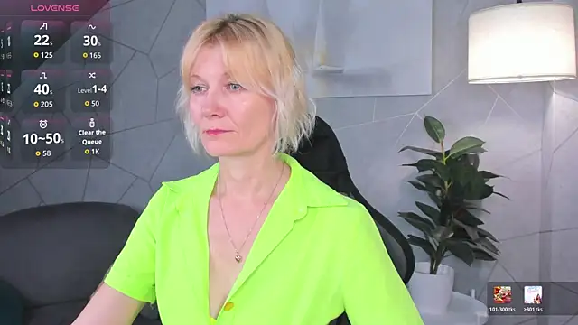 Snapshot of Julie_Lucas chatting on June 7, 2026, 11:43 pm Julie Lucas online show from June 7, 2026, 11:43 pm