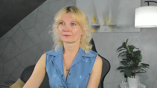 Julie Lucas online show from June 25, 2026, 12:08 am
