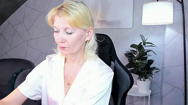 Snapshot of Julie_Lucas chatting on June 4, 2026, 12:04 am Julie Lucas online show from June 4, 2026, 12:04 am