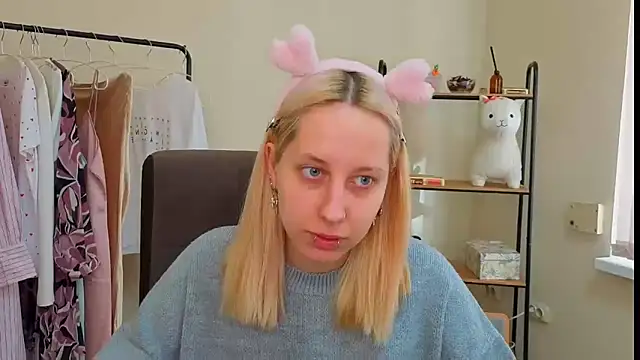 EmilyReyess online show from February 11, 2026, 7:19 am