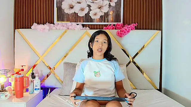 Real virgin Pussy online show from July 22, 2026, 8:33 pm