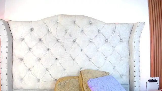Violet Collins1 online show from June 4, 2026, 9:36 am