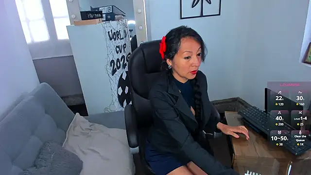 Snapshot of loretta_fraser chatting on June 18, 2026, 12:43 pm loretta fraser online show from June 18, 2026, 12:43 pm