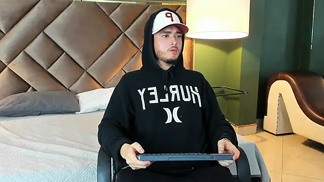 Salvattore Muller online show from February 9, 2026, 6:33 am