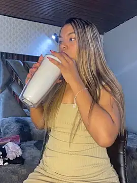 Snapshot of AngelPinkk_ chatting on February 5, 2026, 8:04 pm AngelPinkk online show from February 5, 2026, 8:04 pm