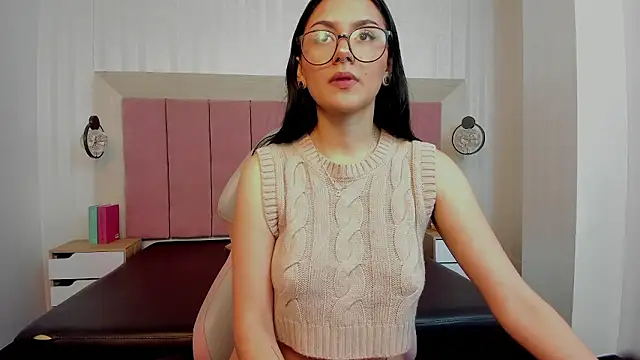 NiccolleHall online show from January 15, 2026, 1:58 pm