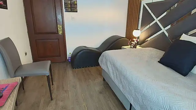 Snapshot of Ambarross_ chatting on June 1, 2026, 1:55 pm Ambarross online show from June 1, 2026, 1:55 pm
