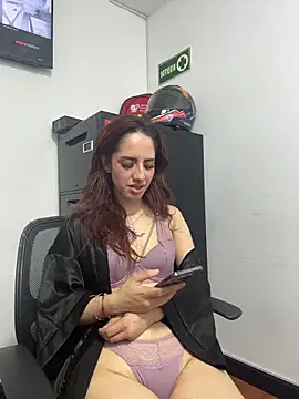 Snapshot of elodie_rouge chatting on June 11, 2026, 11:57 pm elodie rouge online show from June 11, 2026, 11:57 pm