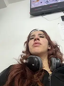 Snapshot of elodie_rouge chatting on June 30, 2026, 11:43 am elodie rouge online show from June 30, 2026, 11:43 am