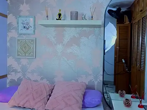 Emma Thompssonn online show from February 13, 2026, 12:16 pm