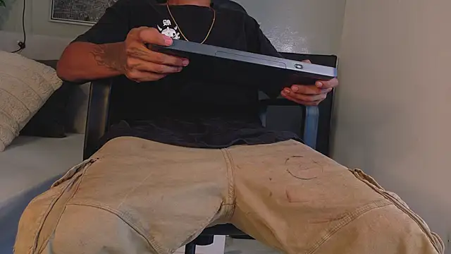 Snapshot of AndrewKenoxx_ chatting on March 15, 2026, 12:45 pm AndrewKenoxx online show from March 15, 2026, 12:45 pm