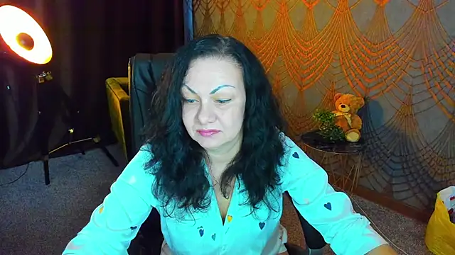 IrissMoon online show from May 12, 2026, 5:37 am