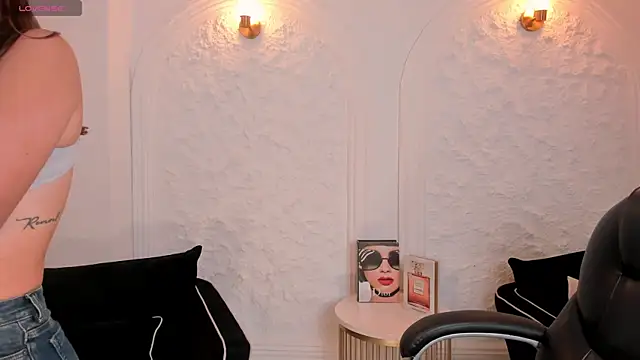 BellaThompsonX online show from June 7, 2026, 4:18 am