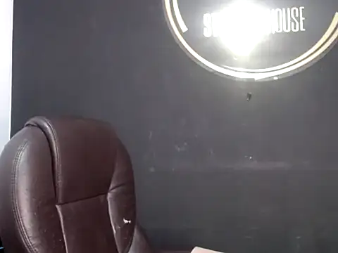 luisandri  online show from February 3, 2026, 10:37 pm