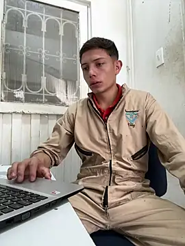 Snapshot of santiObrero chatting on June 6, 2026, 3:06 pm santiObrero online show from June 6, 2026, 3:06 pm