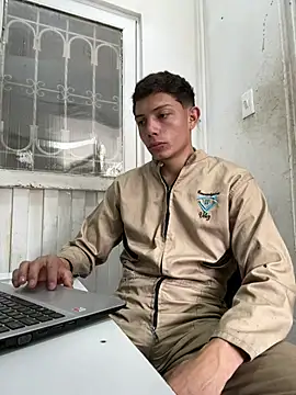 santiObrero online show from July 18, 2026, 4:04 pm