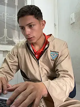 Snapshot of santiObrero chatting on June 18, 2026, 3:50 pm santiObrero online show from June 18, 2026, 3:50 pm