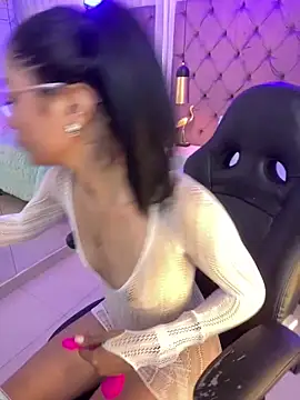 Snapshot of Auri__ chatting on March 19, 2026, 7:36 pm Auri online show from March 19, 2026, 7:36 pm