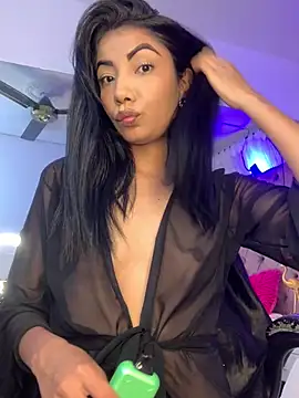Snapshot of Auri__ chatting on August 4, 2026, 7:40 pm Auri online show from August 4, 2026, 7:40 pm