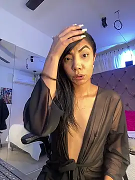 Snapshot of Auri__ chatting on August 1, 2026, 7:34 pm Auri online show from August 1, 2026, 7:34 pm