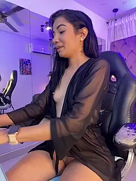 Snapshot of Auri__ chatting on July 2, 2026, 7:31 pm Auri online show from July 2, 2026, 7:31 pm
