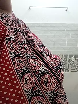 Hot-Tinaa online show from May 3, 2026, 3:55 am
