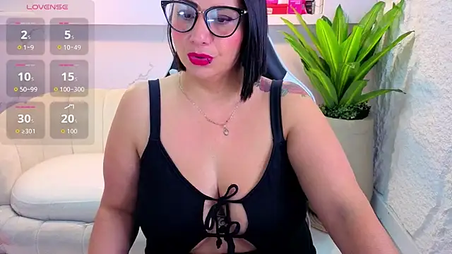 Snapshot of angele_roux_tp chatting on June 10, 2026, 1:01 pm angele roux tp online show from June 10, 2026, 1:01 pm