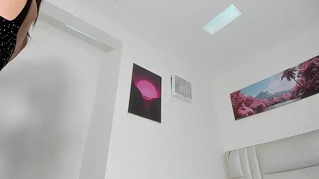 emily  mcqueen online show from February 24, 2026, 9:48 pm