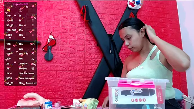 Snapshot of juliette18rose chatting on March 4, 2026, 8:27 pm juliette18rose online show from March 4, 2026, 8:27 pm