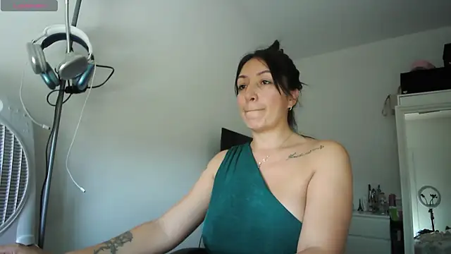 Snapshot of Yulian_Milf chatting on June 19, 2026, 2:45 pm Yulian Milf online show from June 19, 2026, 2:45 pm